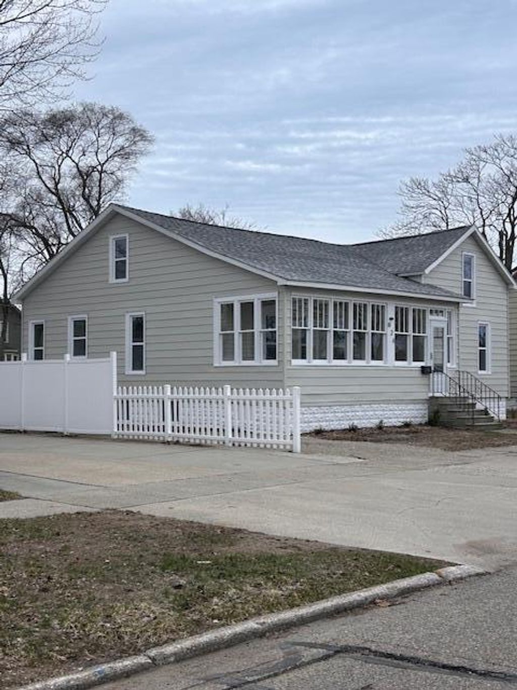 Photo of 826 Elliott Avenue, Grand Haven, MI 49417 (MLS # 26011630)