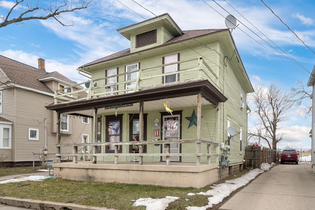 Photo of 1728 Godfrey Avenue SW, Wyoming, MI 49509 (MLS # 23006592)