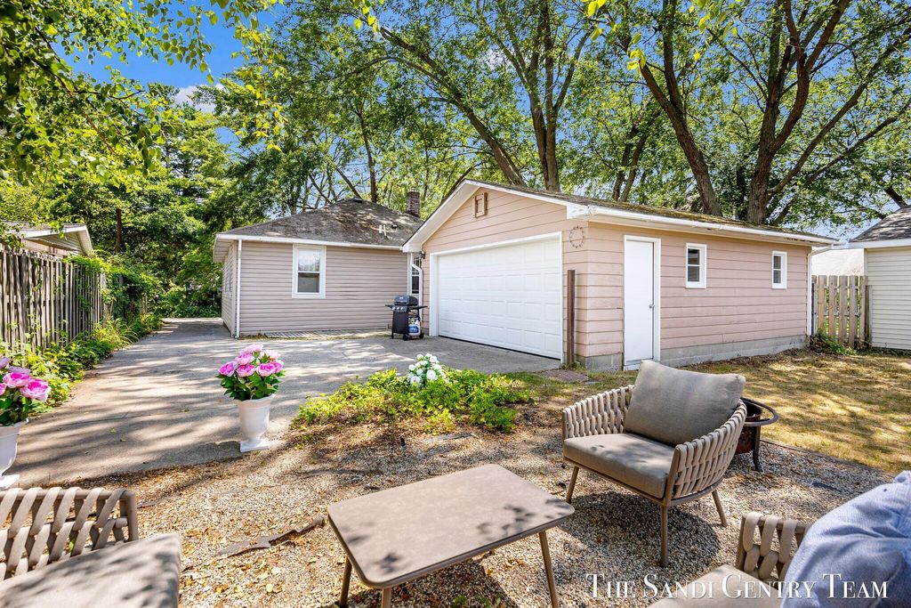 Photo of 17545 Reenders Street, Spring Lake, MI 49456 (MLS # 26010827)