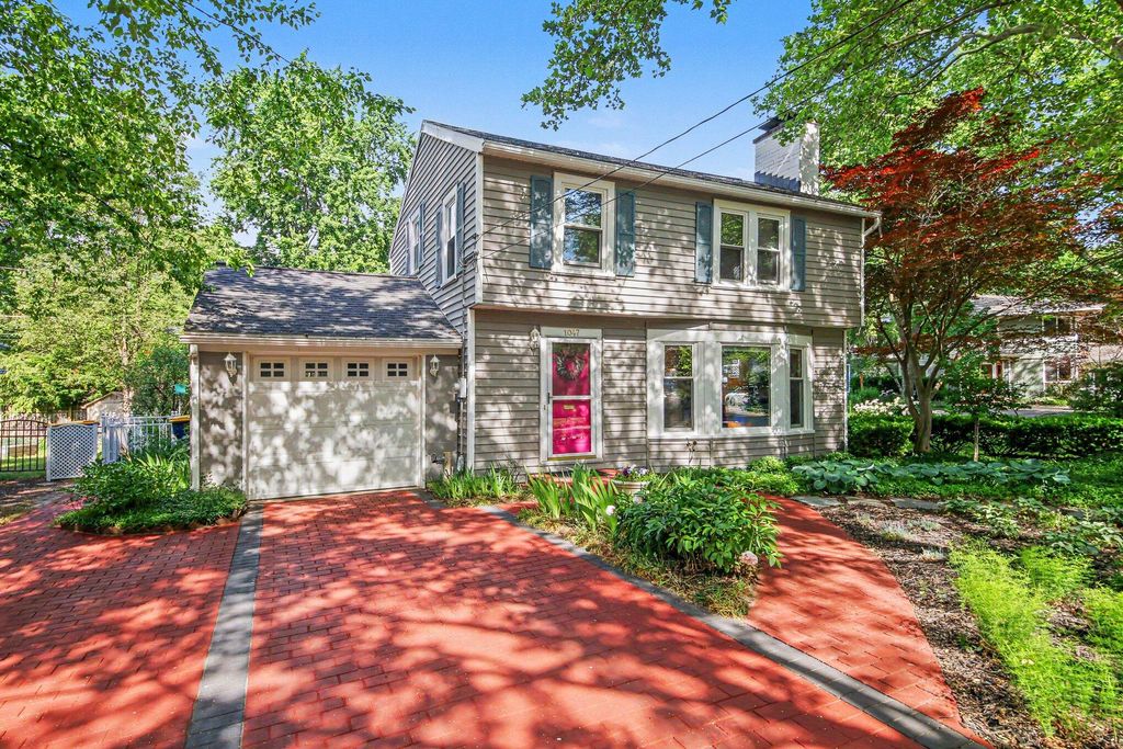 Photo of 1047 Orchard Avenue SE, East Grand Rapids, MI 49506 (MLS # 26027305)