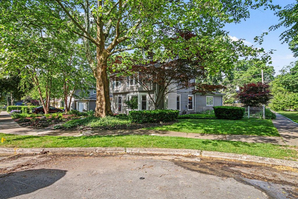 Photo of 1047 Orchard Avenue SE, East Grand Rapids, MI 49506 (MLS # 26027305)