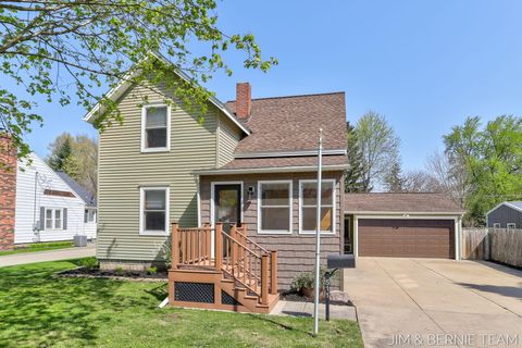 Photo of 511 W Clinton Street, Hastings, MI 49058 (MLS # 26017587)