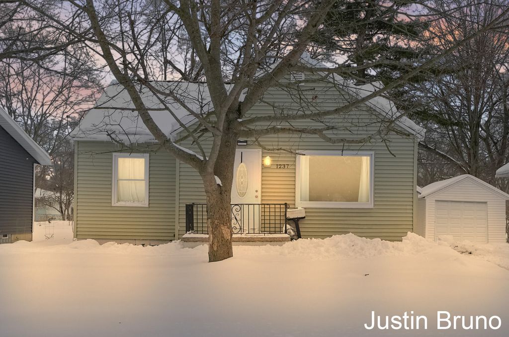 Photo of 1237 James Avenue, Muskegon, MI 49442 (MLS # 26004406)