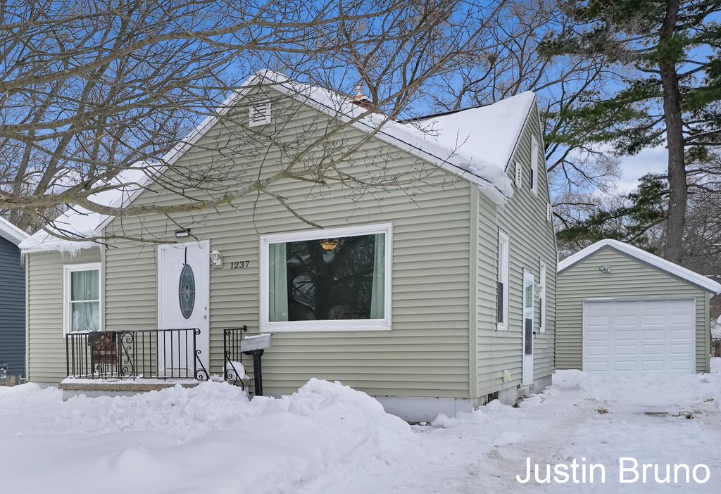 Photo of 1237 James Avenue, Muskegon, MI 49442 (MLS # 26004406)