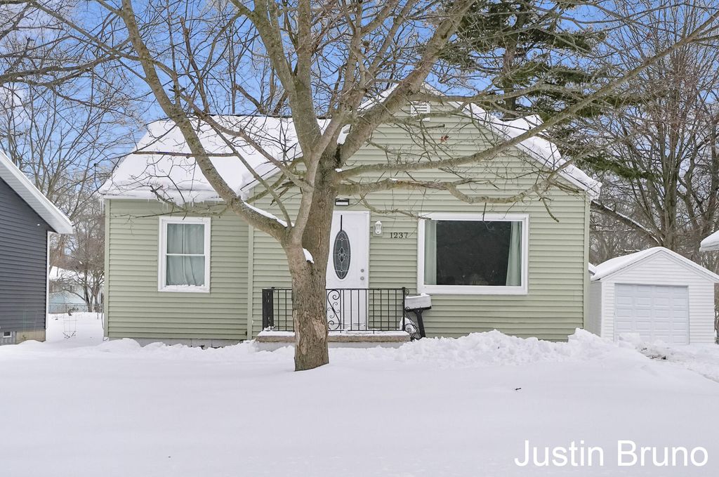 Photo of 1237 James Avenue, Muskegon, MI 49442 (MLS # 26004406)