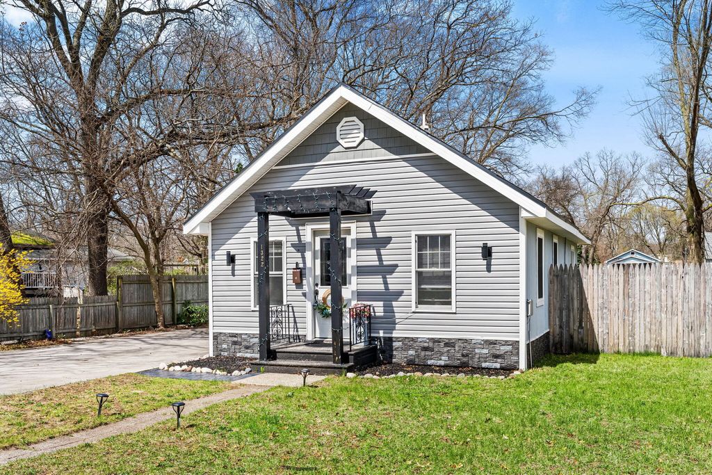 Photo of 1322 Leonard Avenue, Muskegon, MI 49442 (MLS # 26016765)