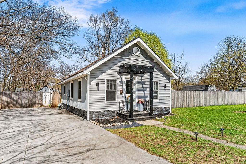 Photo of 1322 Leonard Avenue, Muskegon, MI 49442 (MLS # 26016765)