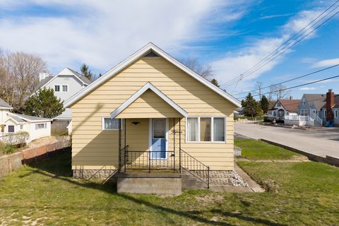 Photo of 15 N Lakeshore Drive, Manistee, MI 49660 (MLS # 26019570)