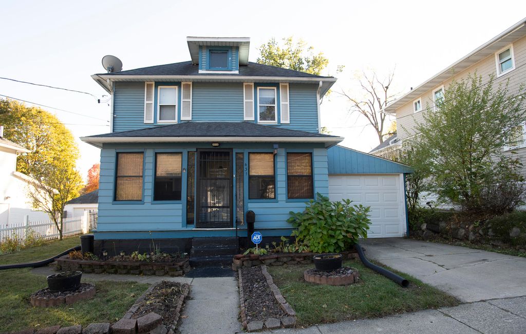 Photo of 431 Madison Street, Jackson, MI 49202 (MLS # 25056479)