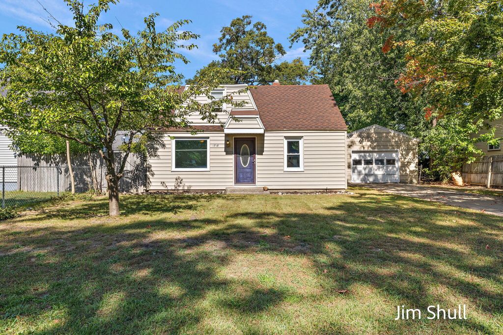 Photo of 1718 Langeland Avenue, Muskegon, MI 49442 (MLS # 25050119)