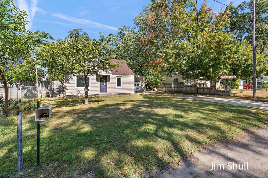 Photo of 1718 Langeland Avenue, Muskegon, MI 49442 (MLS # 25050119)