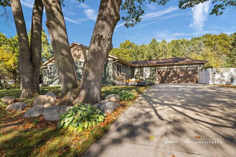 Photo of 15777 Rannes Street, Spring Lake, MI 49456 (MLS # 26008158)