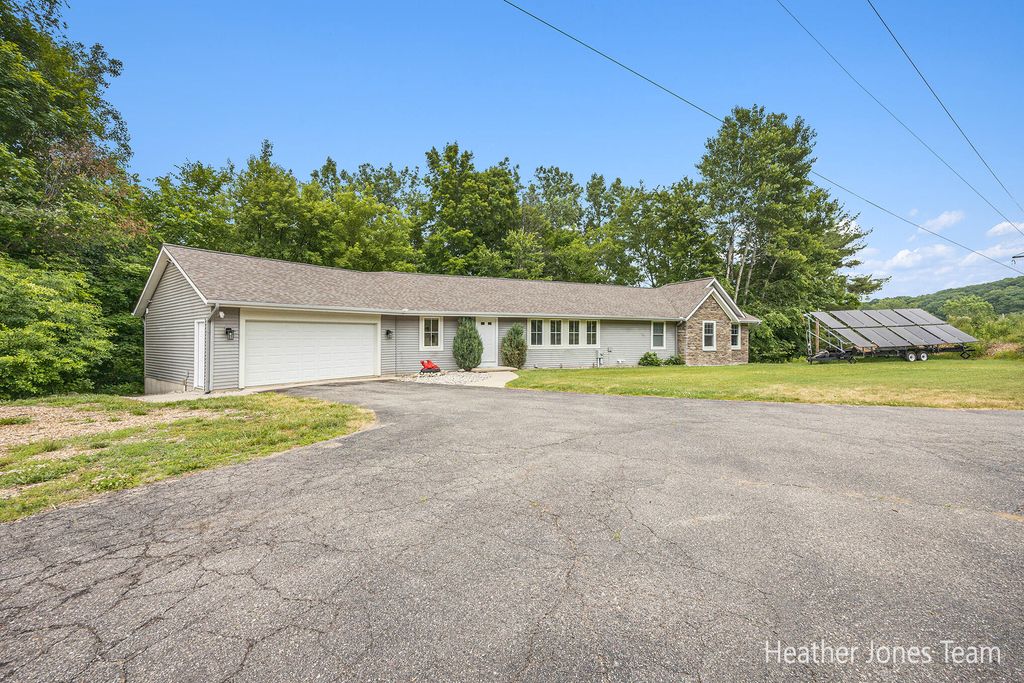 Photo of 8035 Jericho Avenue NE, Rockford, MI 49341 (MLS # 25031109)
