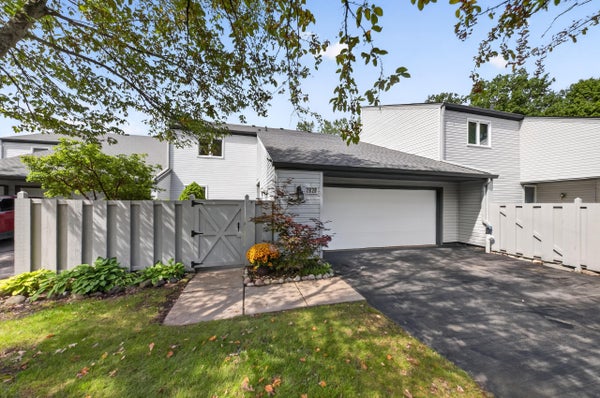 2828 MONTE VIS, BRIGHTON, MI 48114 - Image be704f722a3abe705cecba3520d545cd/2745465691