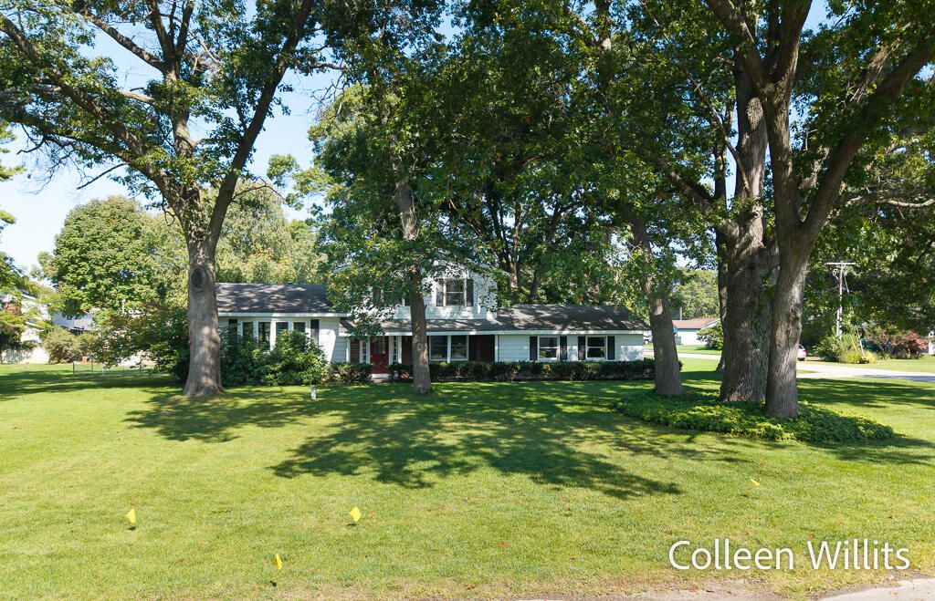 Photo of 421 W Chadwick Drive, Muskegon, MI 49445 (MLS # 25050040)