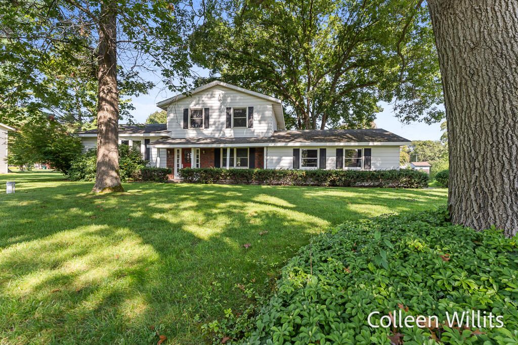 Photo of 421 W Chadwick Drive, Muskegon, MI 49445 (MLS # 25050040)