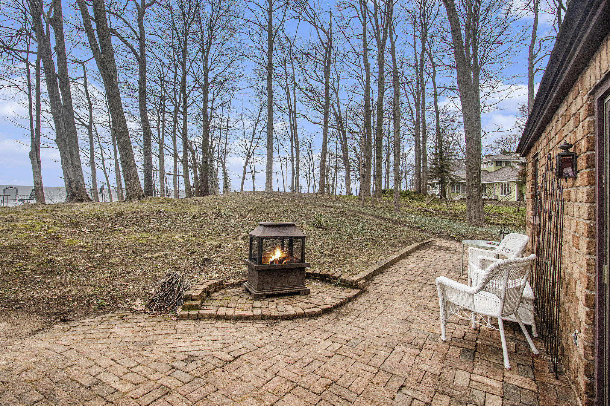 2580 Lakeshore Drive