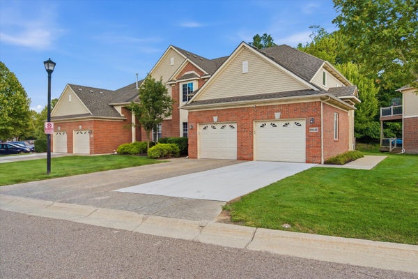 29442 WOODPARK CIR, WARREN, MI 48092 - Image be8dc8eac9e7fa155b5a5ed7fc1e57c0/2344077848
