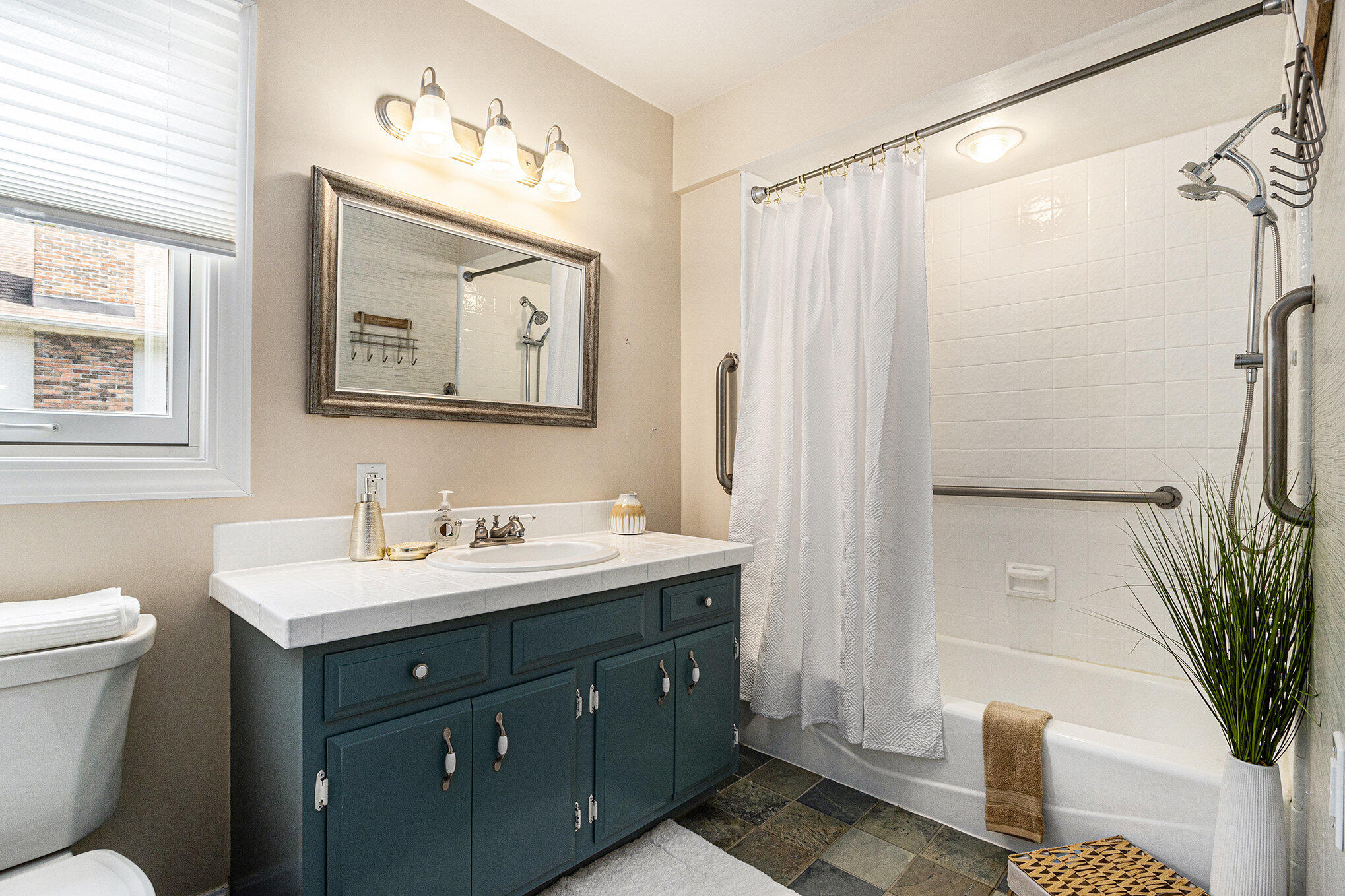 Kalamazoo, Michigan 49006, United States, 4 Bedrooms Bedrooms, ,2 BathroomsBathrooms,Residential,Pending,194764