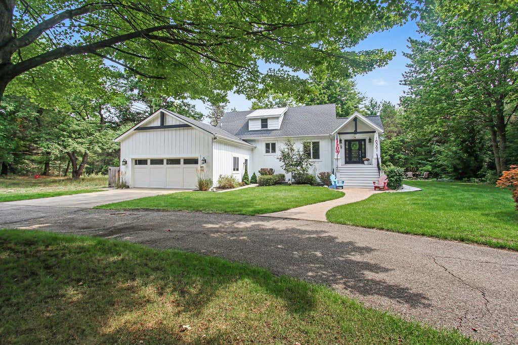 Photo of 16381 Greenly Street, Holland, MI 49424 (MLS # 26042417)