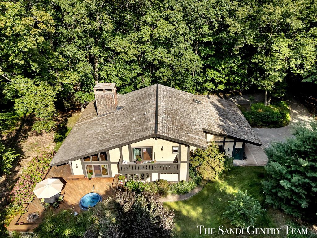 Photo of 12879 Lakeshore Drive, Grand Haven, MI 49417 (MLS # 25047102)