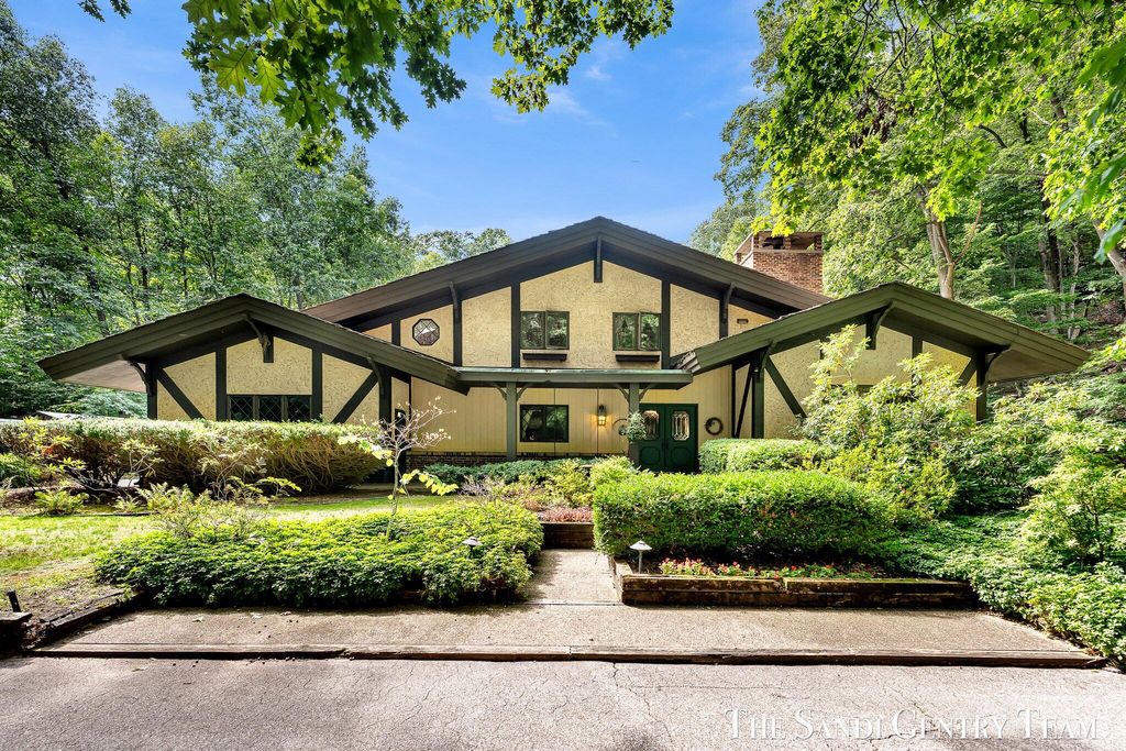 Photo of 12879 Lakeshore Drive, Grand Haven, MI 49417 (MLS # 25047102)