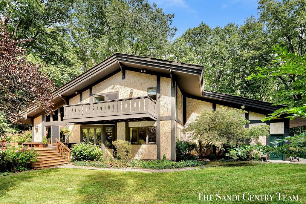 Photo of 12879 Lakeshore Drive, Grand Haven, MI 49417 (MLS # 25047102)