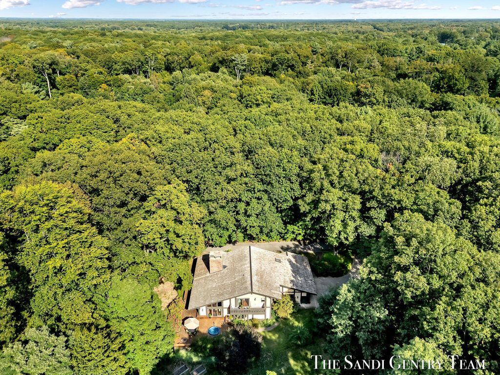Photo of 12879 Lakeshore Drive, Grand Haven, MI 49417 (MLS # 25047102)
