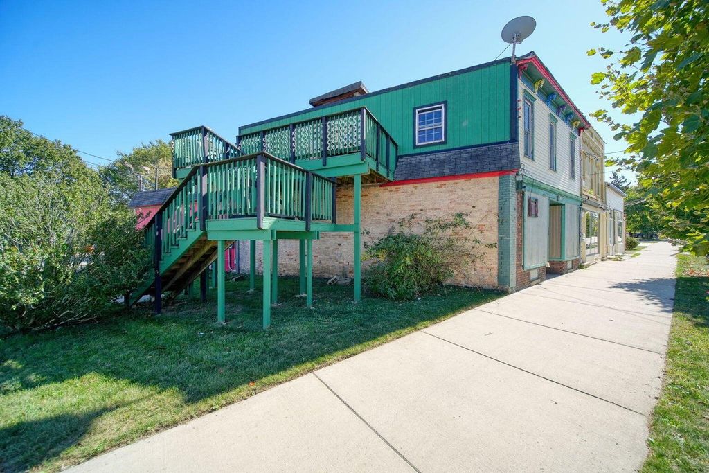 Photo of 809 Greenwood Avenue, Jackson, MI 49203 (MLS # 26005219)