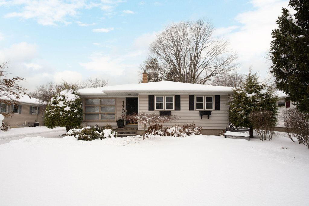 Photo of 1709 Sheldon Road, Grand Haven, MI 49417 (MLS # 25043790)