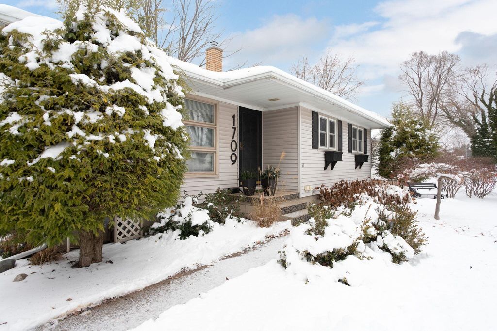 Photo of 1709 Sheldon Road, Grand Haven, MI 49417 (MLS # 25043790)