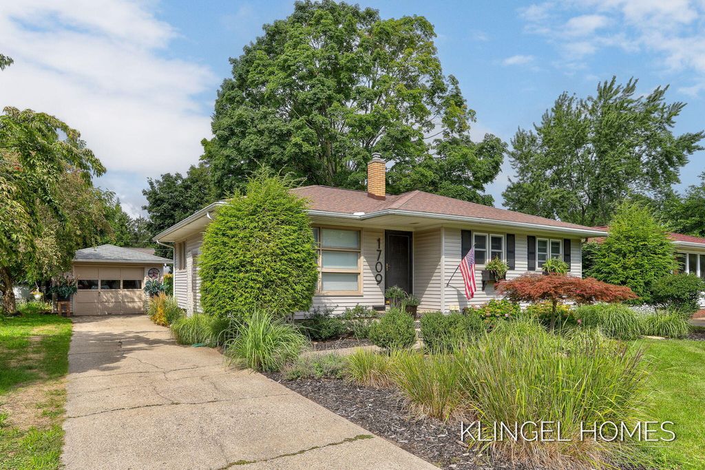 Photo of 1709 Sheldon Road, Grand Haven, MI 49417 (MLS # 25043790)