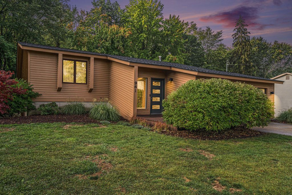 Photo of 961 Shadybrook Drive, Holland, MI 49424 (MLS # 25049391)