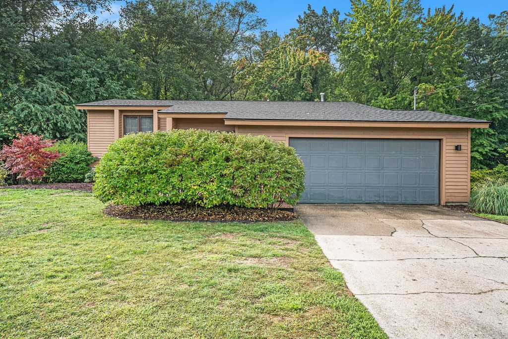 Photo of 961 Shadybrook Drive, Holland, MI 49424 (MLS # 25049391)
