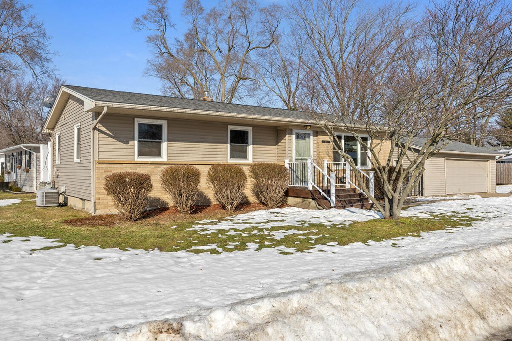 Photo of 3751 Lawn Street NW, Grand Rapids, MI 49534 (MLS # 26005902)