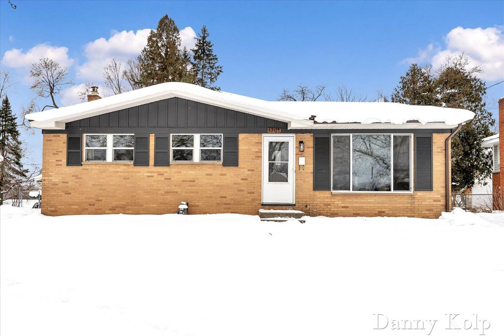 Photo of 1701 Carlton Avenue NE, Grand Rapids, MI 49505 (MLS # 26003225)