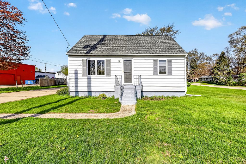 Photo of 965 S Sheridan Drive, Muskegon, MI 49442 (MLS # 26018280)