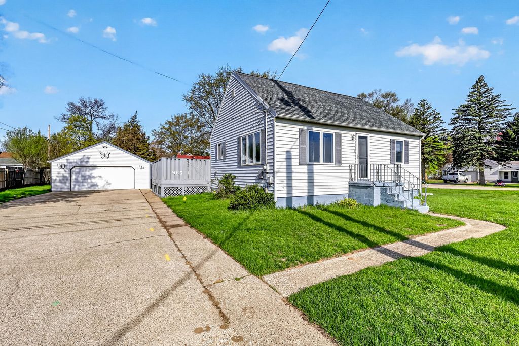 Photo of 965 S Sheridan Drive, Muskegon, MI 49442 (MLS # 26018280)