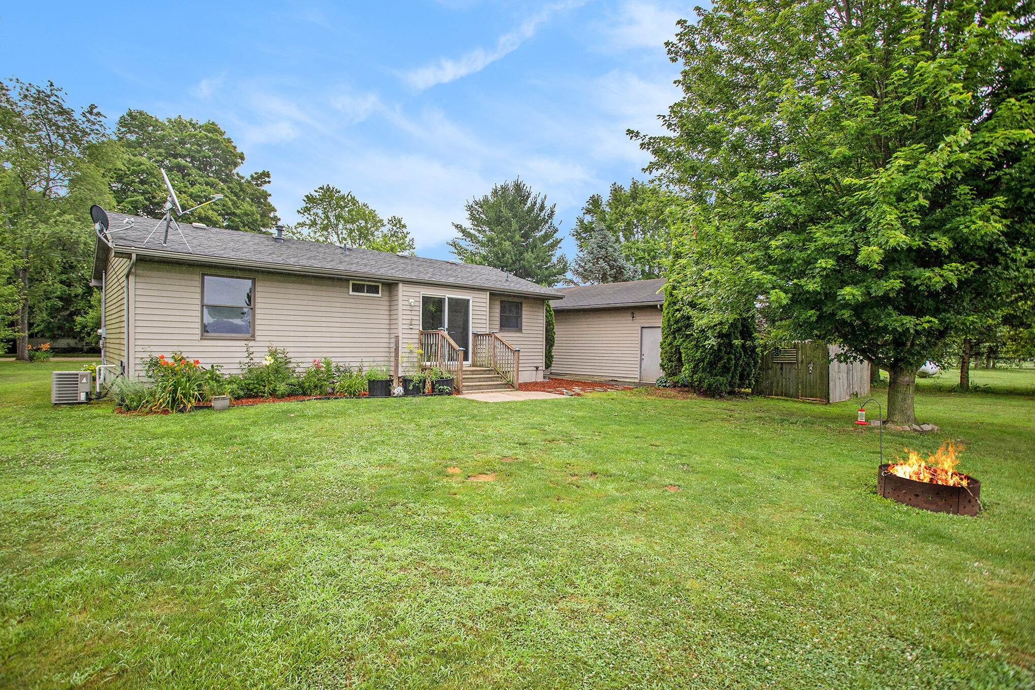 Charlotte, Michigan 48813, United States, 3 Bedrooms Bedrooms, ,1 BathroomBathrooms,Residential,Pending,166420