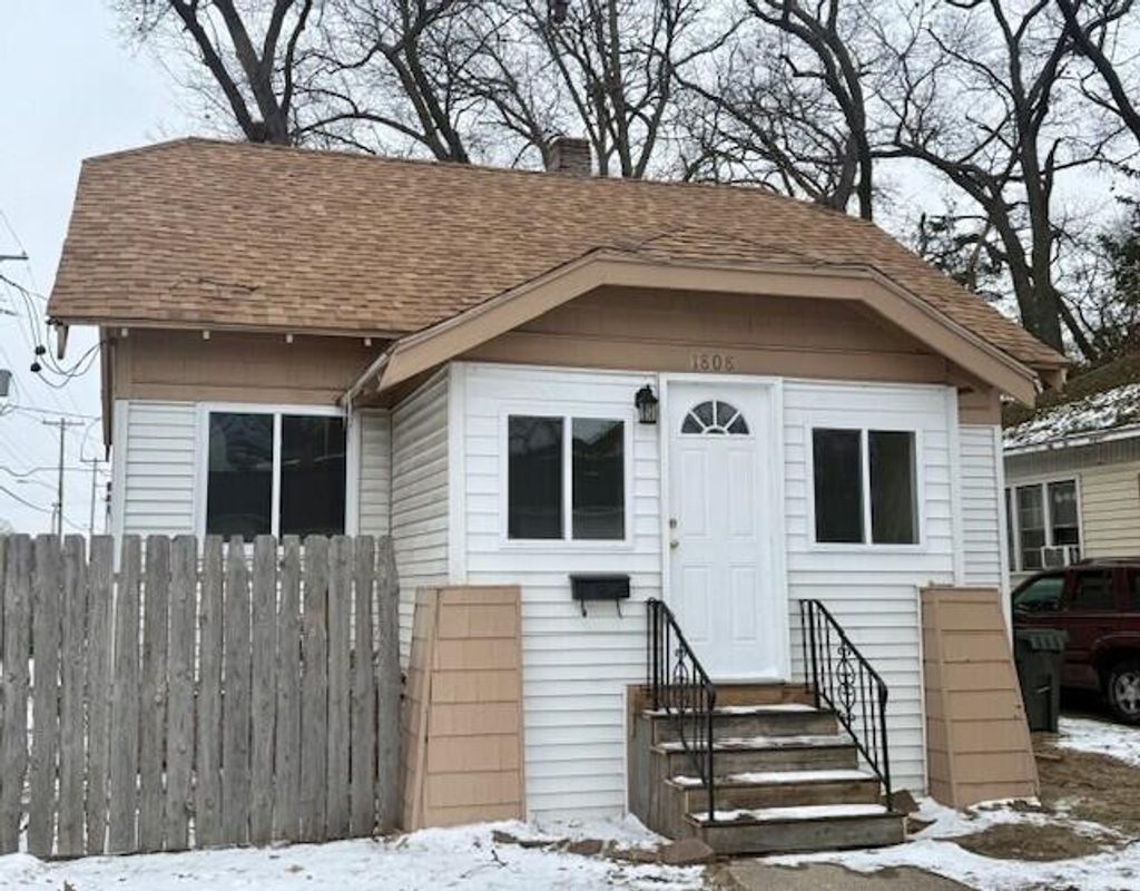 Photo of 1808 McIlwraith Street, Muskegon, MI 49442 (MLS # 25062059)