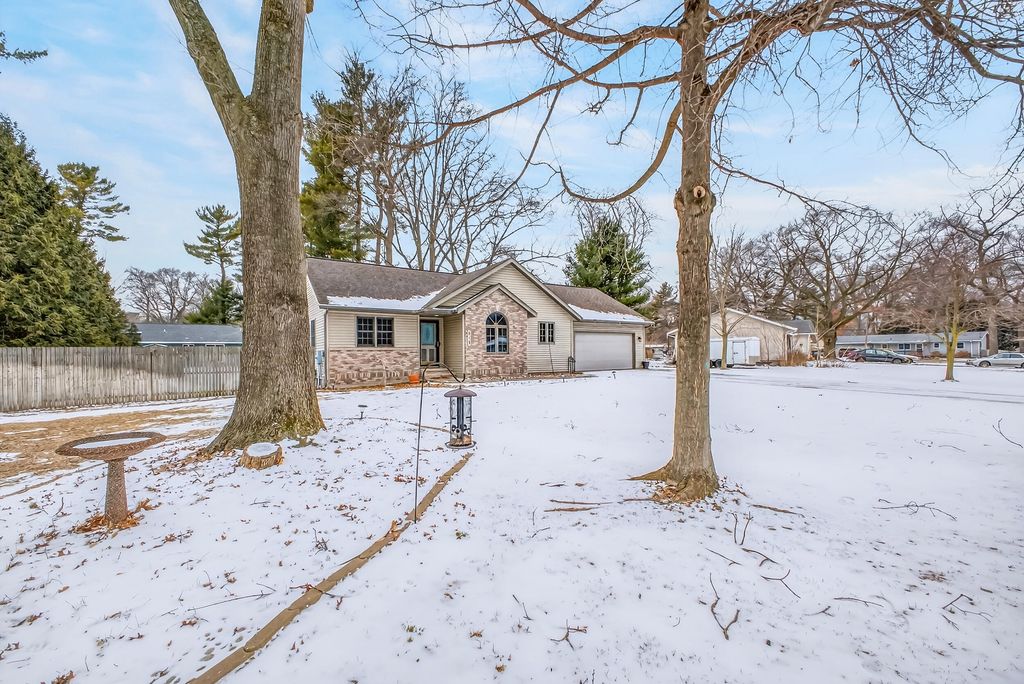 Photo of 975 Glenwood Avenue, Muskegon, MI 49445 (MLS # 26007125)