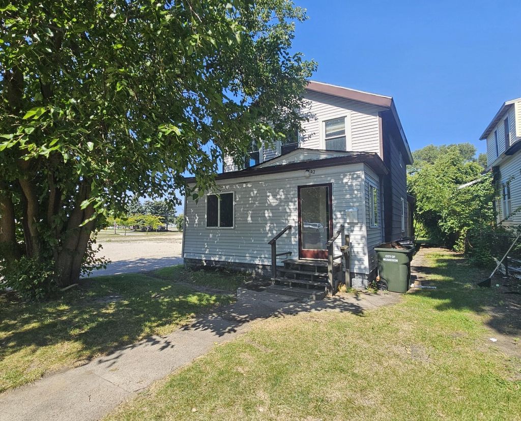Photo of 42 E Walton Avenue, Muskegon, MI 49442 (MLS # 25047161)
