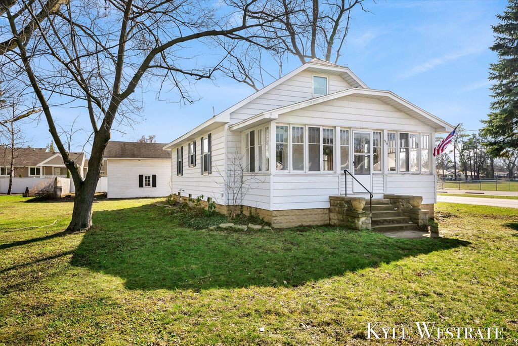 Photo of 910 W 32nd Street, Holland, MI 49423 (MLS # 26010958)