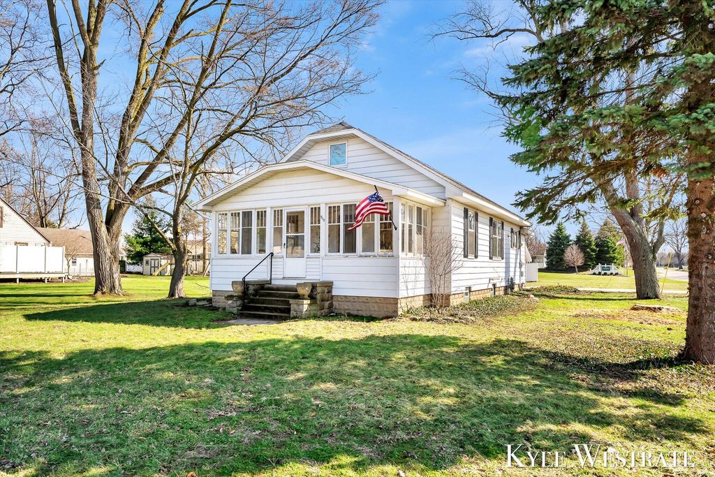 Photo of 910 W 32nd Street, Holland, MI 49423 (MLS # 26010958)
