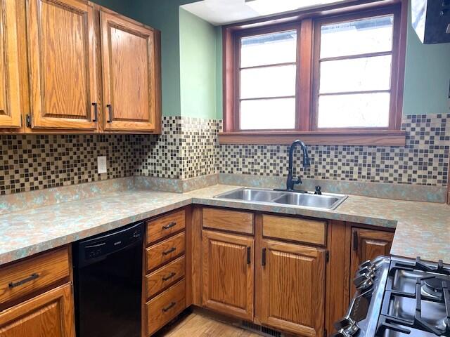 Ann Arbor, Michigan 48108, United States, 4 Bedrooms Bedrooms, ,3 BathroomsBathrooms,Residential,Pending,111380