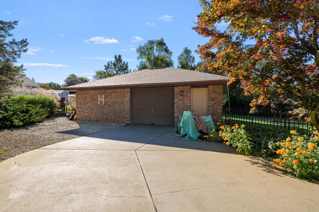 Photo of 2386 Summerdale Avenue, Kalamazoo, MI 49004 (MLS # 25052075)