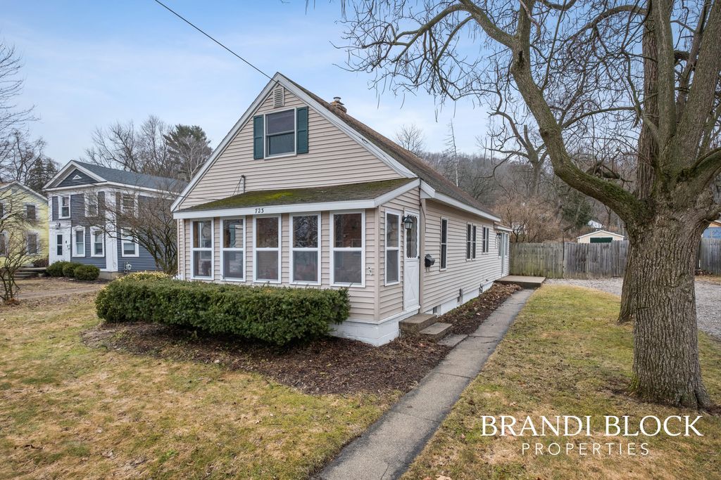 Photo of 723 N Washington Street, Lowell, MI 49331 (MLS # 26008639)