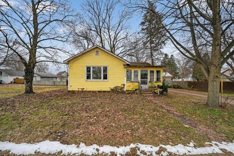 Photo of 304 E Prairie Ronde Street, Dowagiac, MI 49047 (MLS # 26008974)