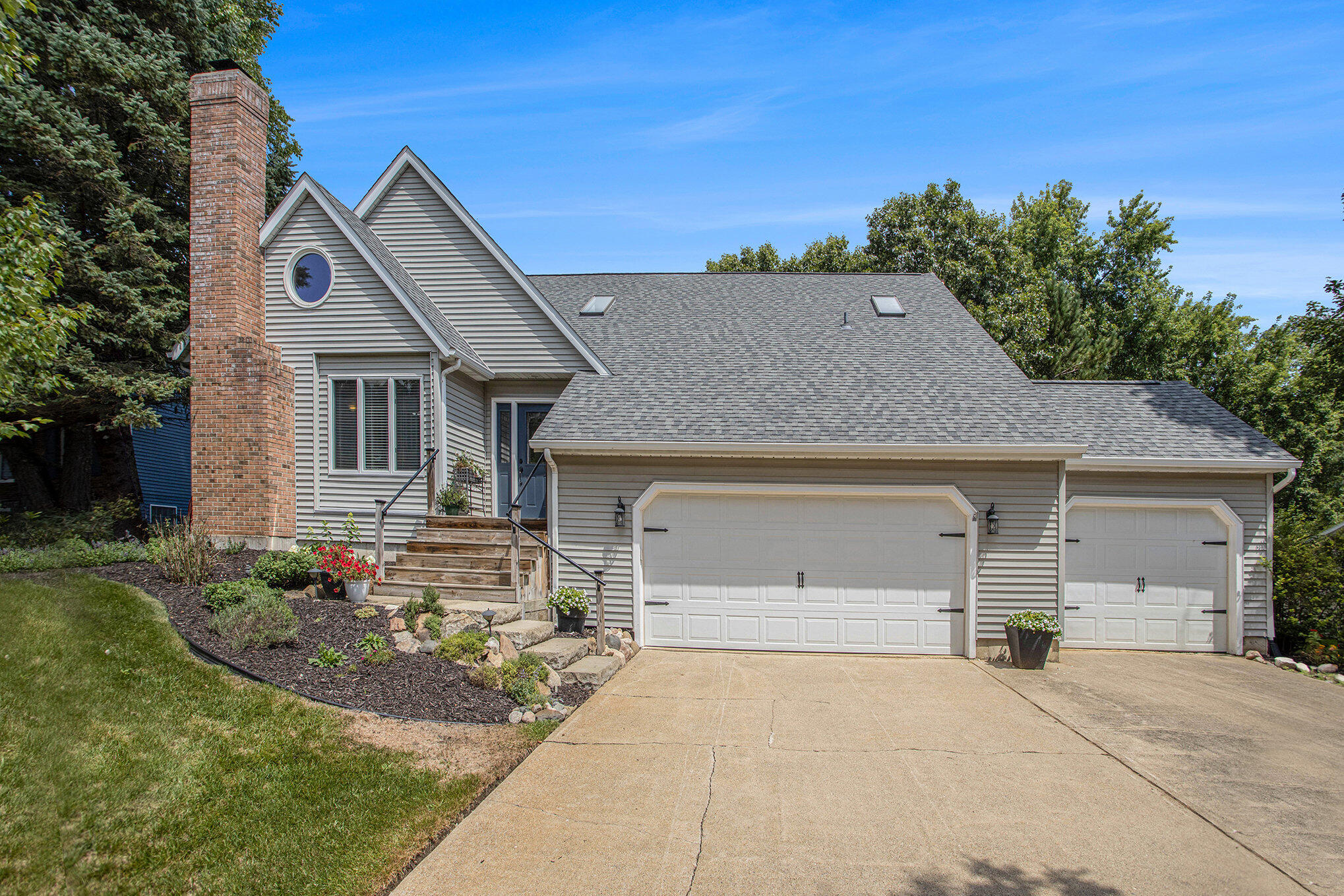 Galesburg, Michigan 49053, United States, 4 Bedrooms Bedrooms, ,3 BathroomsBathrooms,Residential,Pending,192362