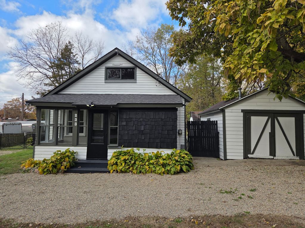 Photo of 233 Leenhouts Street, Kalamazoo, MI 49048 (MLS # 25056363)